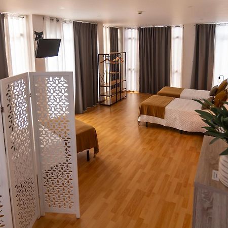 Central Guest House 蓬塔德尔加达 外观 照片