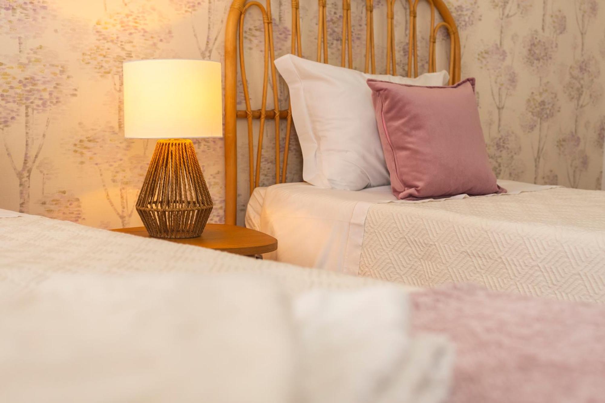 Central Guest House 蓬塔德尔加达 外观 照片