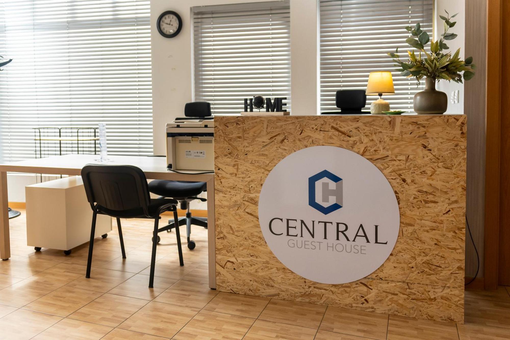 Central Guest House 蓬塔德尔加达 外观 照片