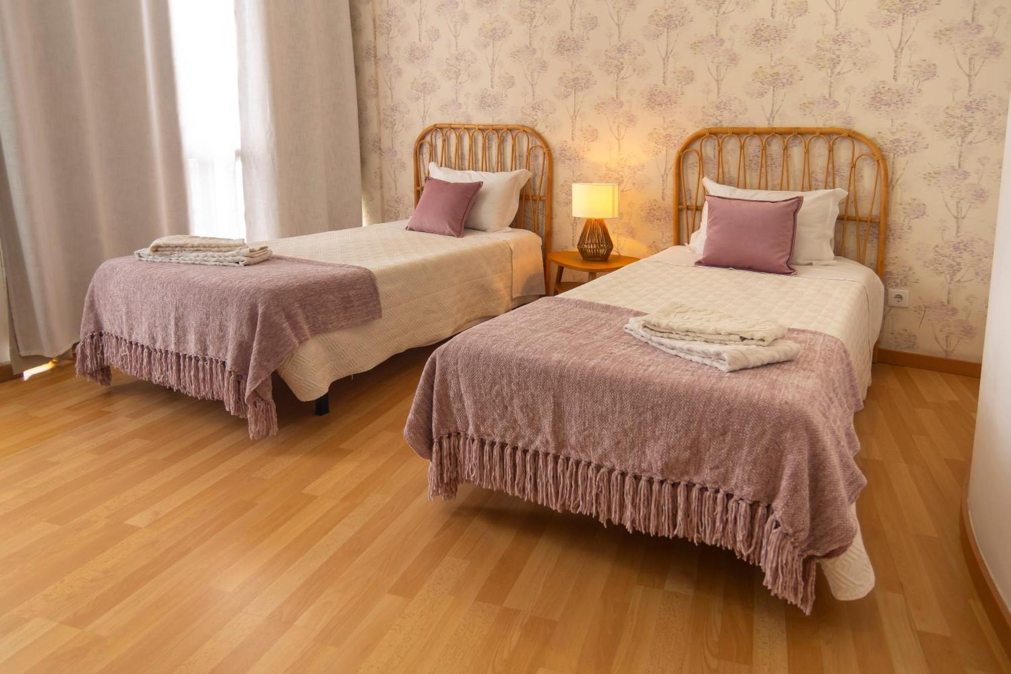 Central Guest House 蓬塔德尔加达 外观 照片