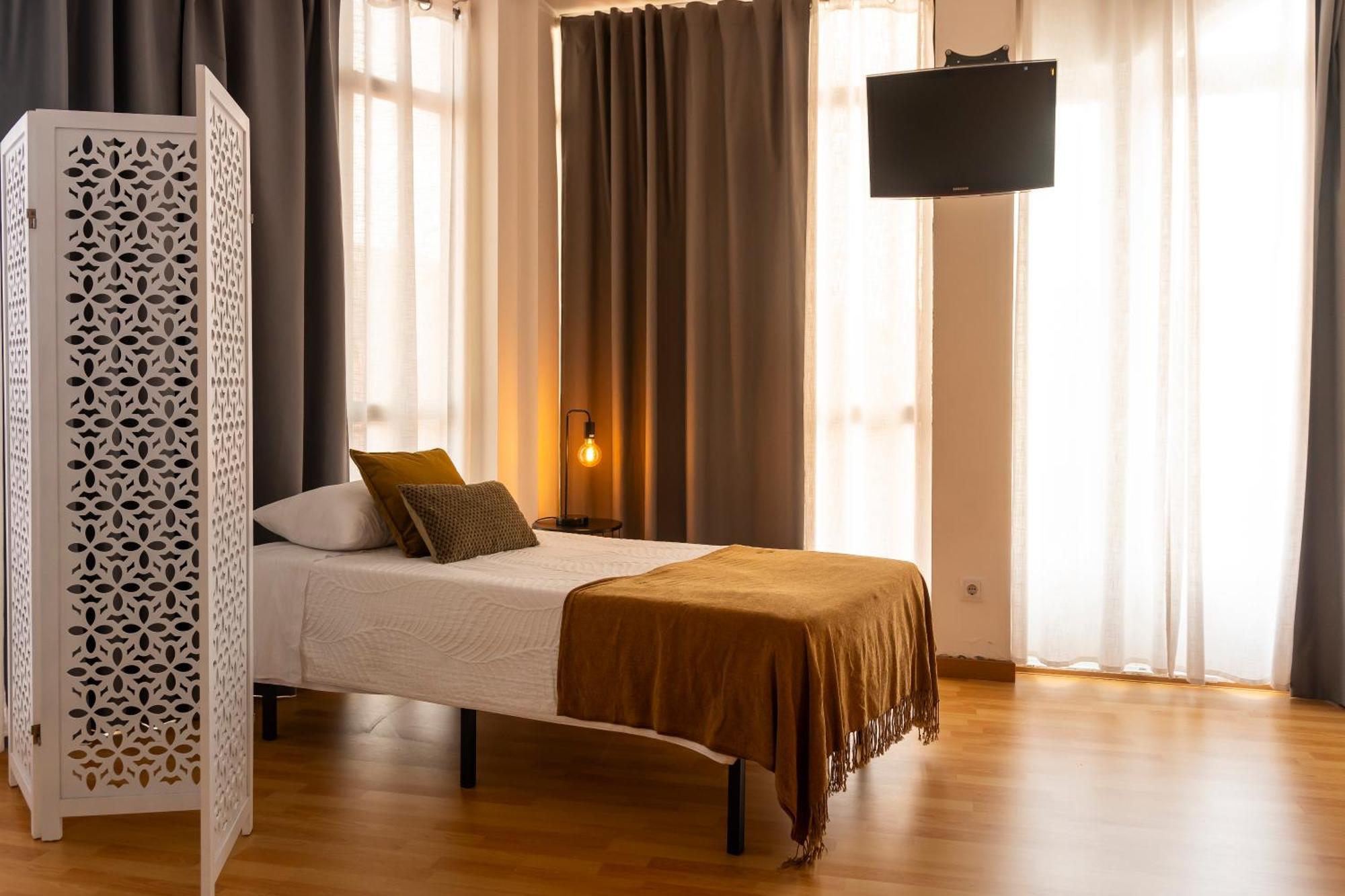 Central Guest House 蓬塔德尔加达 外观 照片