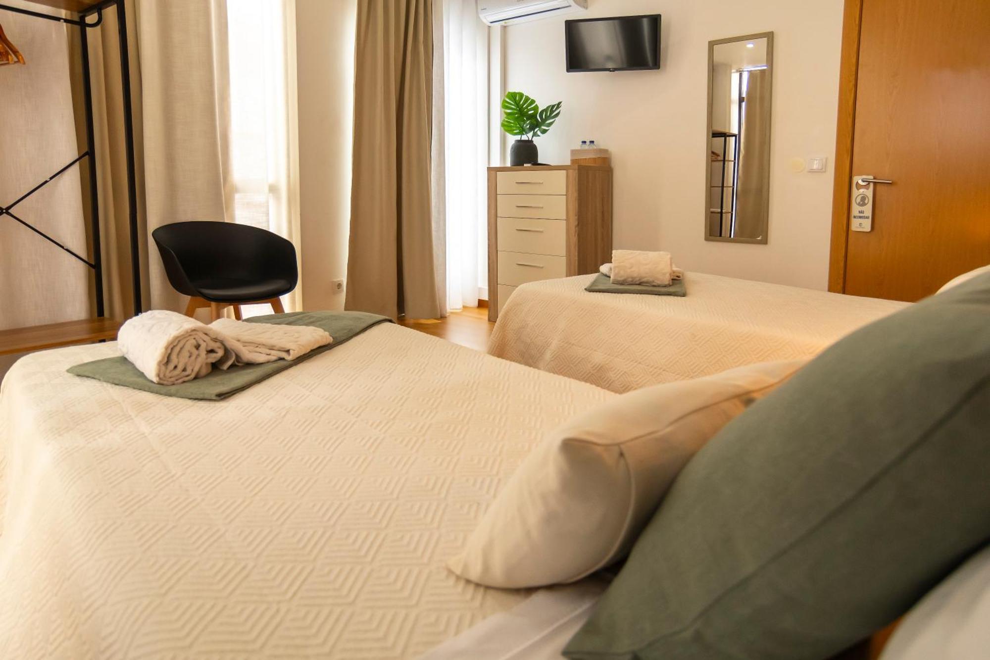 Central Guest House 蓬塔德尔加达 外观 照片