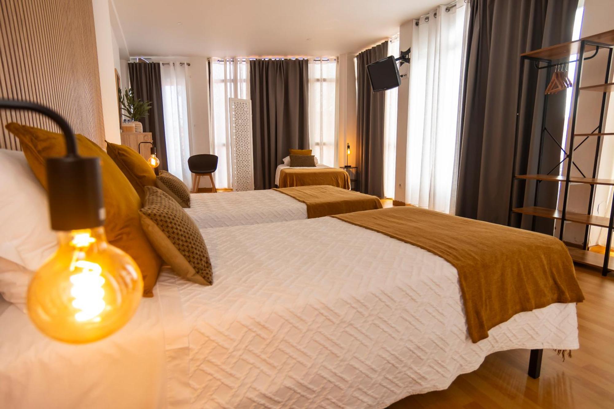 Central Guest House 蓬塔德尔加达 外观 照片